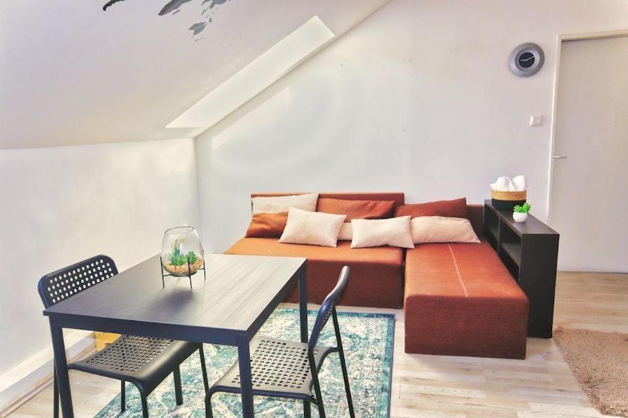 A Private Room In City Center In บราติสลาวา ภายนอก รูปภาพ