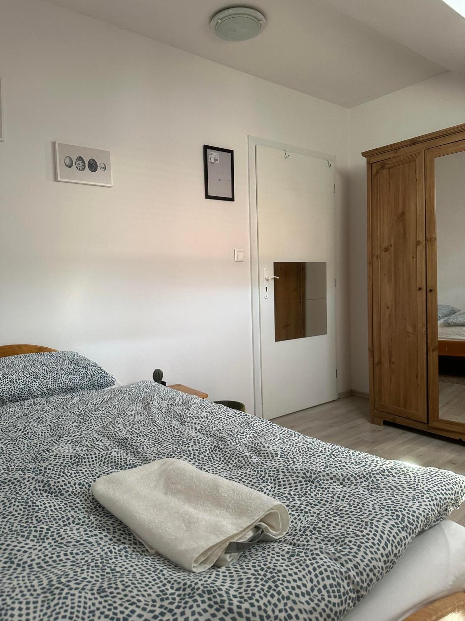 A Private Room In City Center In บราติสลาวา ภายนอก รูปภาพ